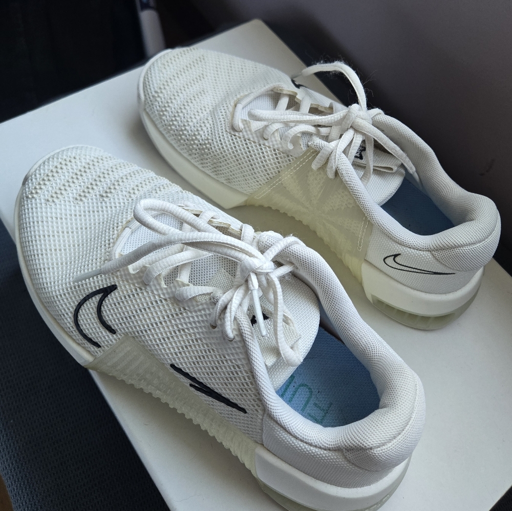 Nike Womens White Mesh Sneakers with Black Logo